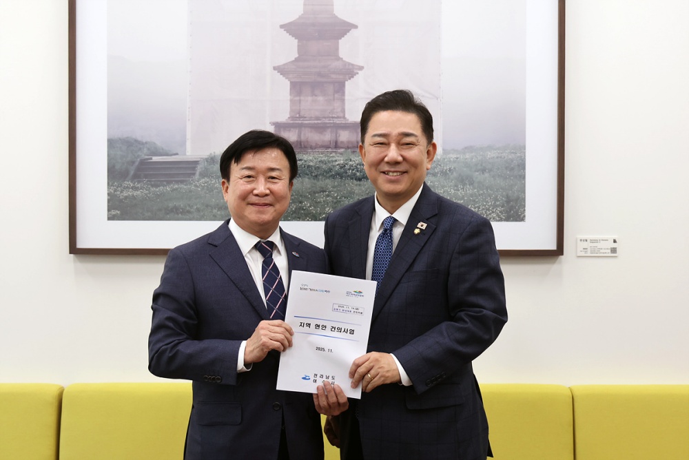 ▲ 정기명 여수시장이 지난 14일 내년도 정부 예산안에 대한 국회 심의를 앞두고 지역 주요 현안사업의 국비 증액을 위해 국회를 방문, 김병기 더불어민주당 원내대표를 만났다. ⓒ여수시