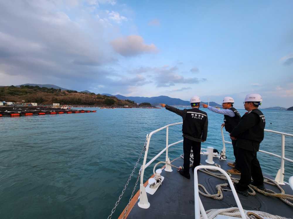 ▲ 여수해경이 수출용 패류생산 지정해역 해양오염 여부 등 점검중인 모습 ⓒ여수해양경찰서