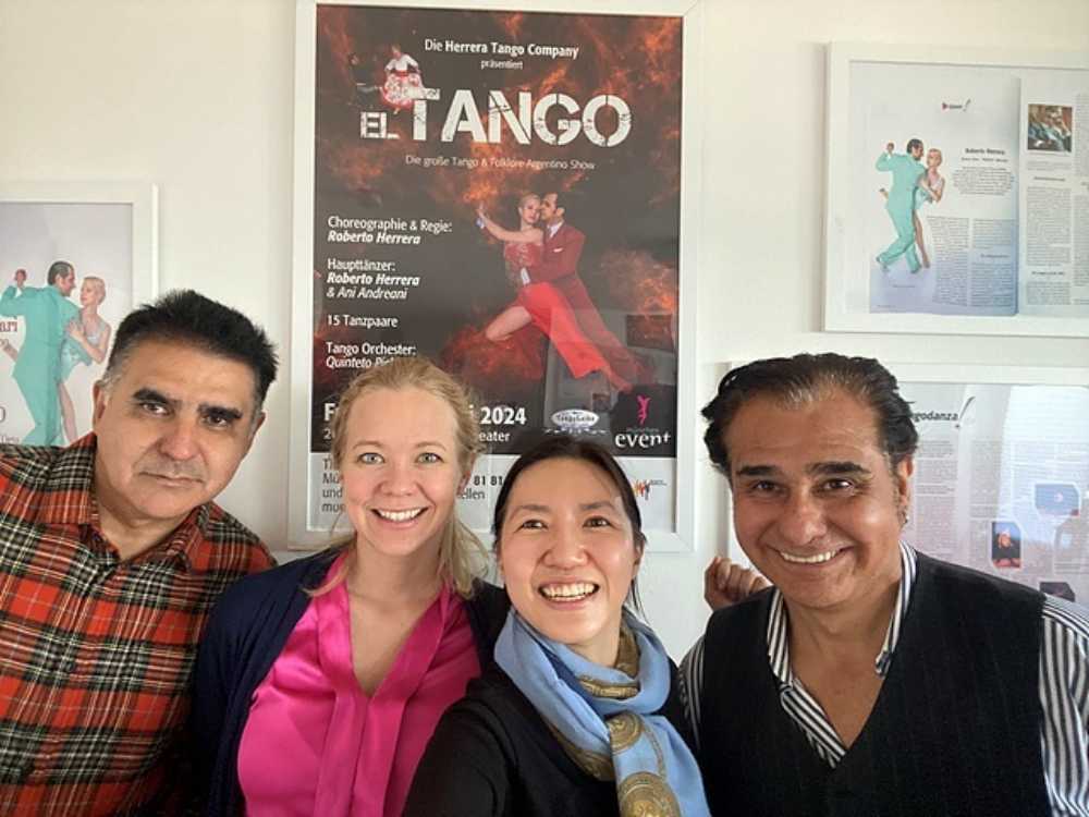 ▲세계적인 탱고 전문가로부터 개인지도를 받은 후 기념촬영한 이승은씨 모습  ⓒ이승은