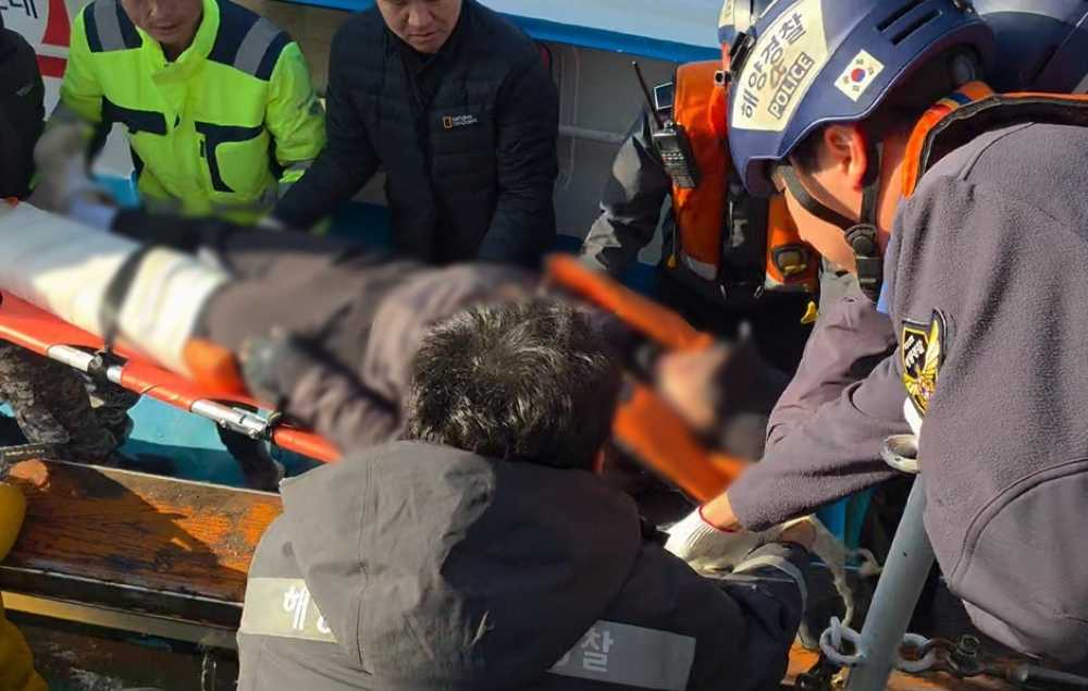 ▲여수해경이 갯바위 추락 환자를 이송중인 모습 ⓒ여수해양경찰서