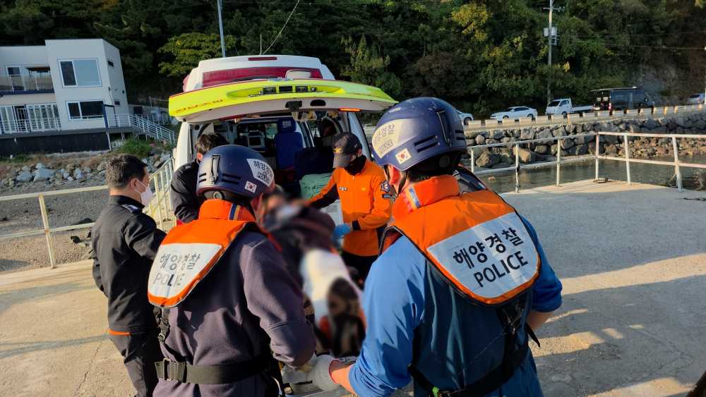 ▲여수해경이 갯바위 추락 환자를 이송중인 모습ⓒ여수해양경찰서