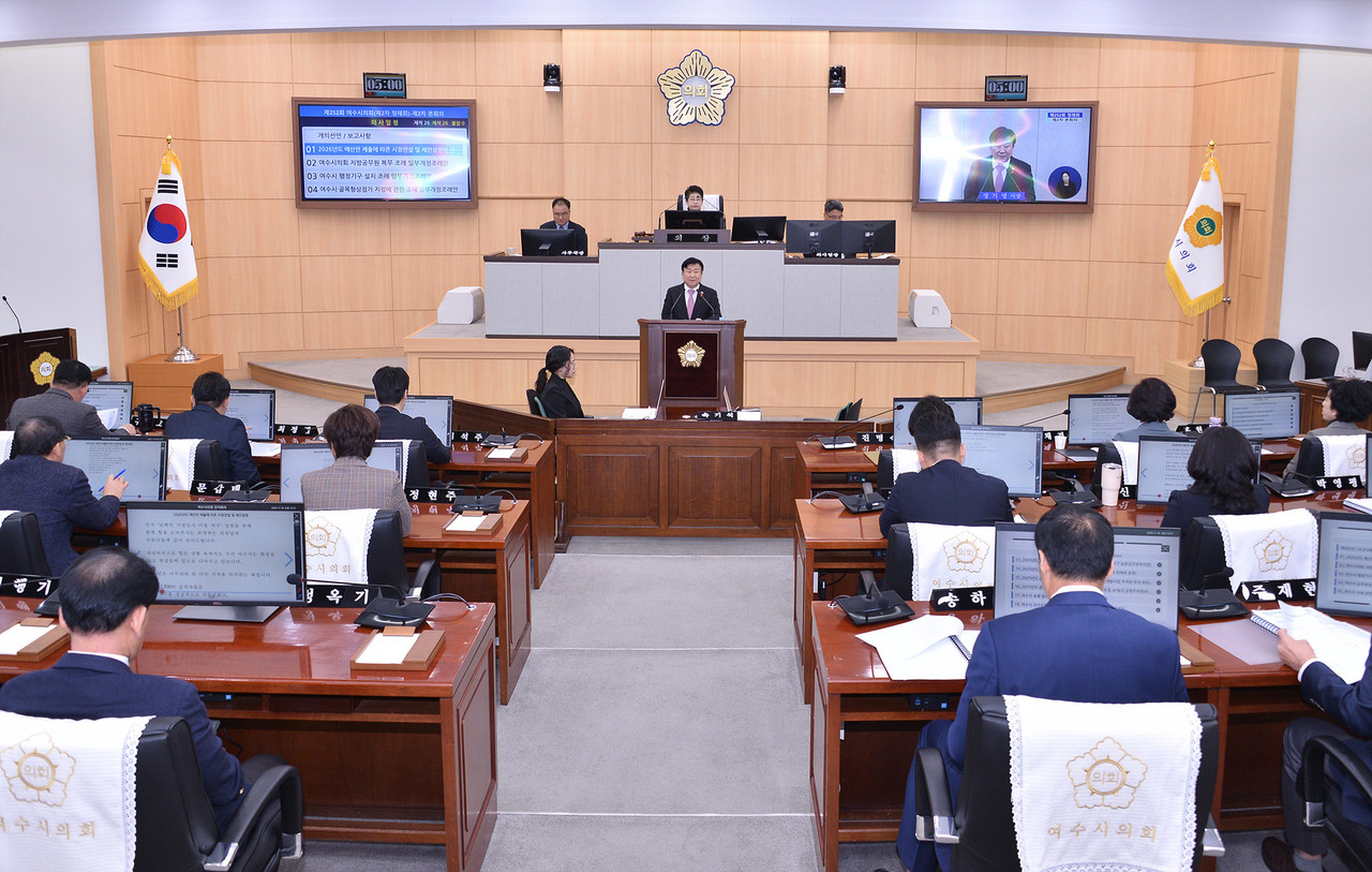 ▲ 정기명 여수시장은 지난 18일 제252회 시의회 본회의장에서 2026년도 예산안 제출에 따른 시정연설을 통해 내년도 시정 운영 방향을 밝혔다. ⓒ여수시