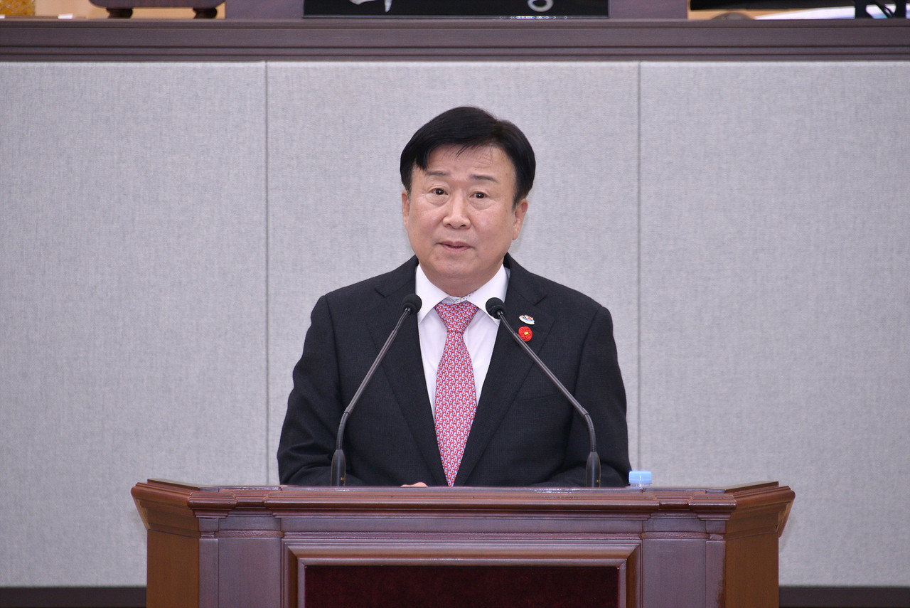 ▲정기명 여수시장은 지난 18일 제252회 시의회 본회의장에서 2026년도 예산안 제출에 따른 시정연설을 통해 내년도 시정 운영 방향을 밝혔다. ⓒ여수시