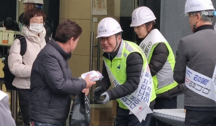 ▲ 19일 여수국가산단 롯데케미칼㈜첨단소재 대정비 사업장 정문 출입 게이트에서 근로자 출근 시간에 맞춰 ‘여수산단 출근길 안전문화 캠페인’을 실시했다. ⓒ여수시