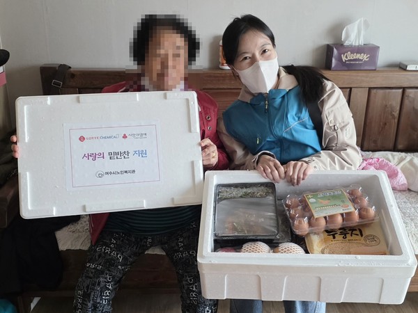 ▲ 밑반찬을 전달받은 어르신 ⓒ여수시노인복지관