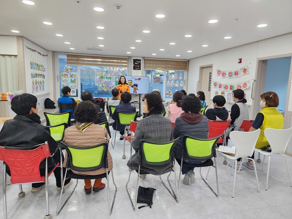 ▲  여수소방서   소방안전교육을 받고 있는  다은노인복지센터 직원 모습 ⓒ 김연우