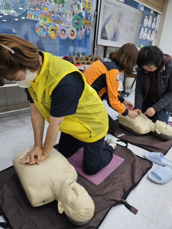 ▲  심폐소생술 을 시연하고 있는 다은노인복지센터 직원 모습 ⓒ 김연우
