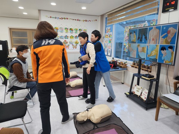 ▲다은노인복지센터 직원이 직접 기도폐쇄 하임리히법을 시연해 보이고 있다. ⓒ 김연우