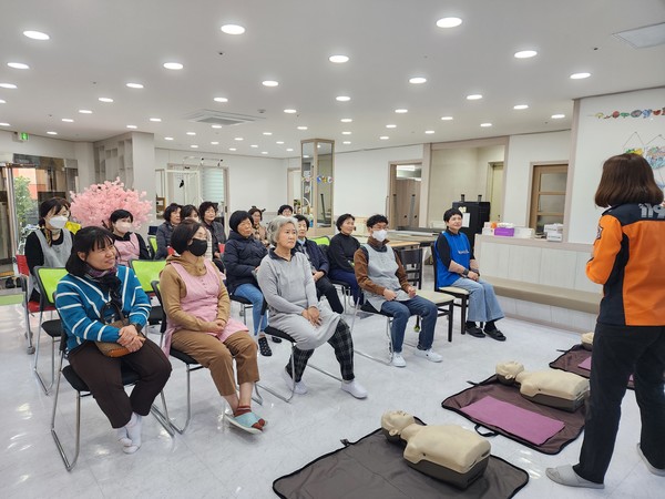 ▲ 소방안전교육을 받고 있는 센터 직원모습 ⓒ 김연우