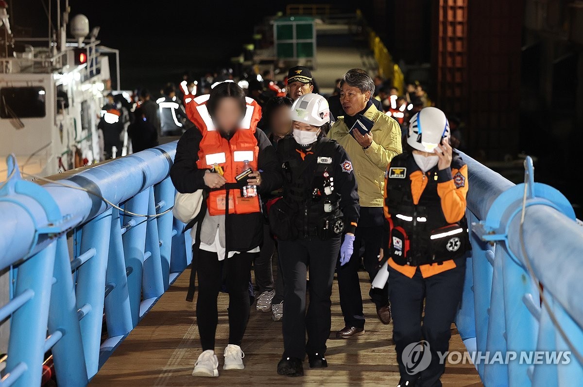 ▲ '놀란 가슴' 구조된 퀸제누비아2호 탑승객들(목포=연합뉴스) 정다움 기자 = 19일 오후 전남 목포시 목포해양경찰서 전용 부두로 여객선 퀸제누비아2호 탑승객들이 구조돼 이동하고 있다.267명이 탑승한 퀸제누비아2호는 이날 오후 8시 17분께 전남 신안군 장산도 남방 족도에 좌초됐다. 2025.11.19 daum@yna.co.kr