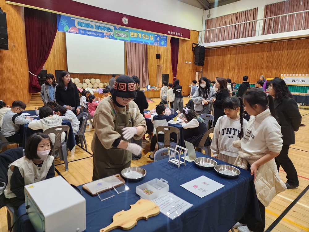▲지난 19일 상암초등학교에서 지역 어린이와 삼일동 주민 100여 명이 참여하는 ‘문화가 있는 날’ 체험행사를 개최했다. ⓒ여수시