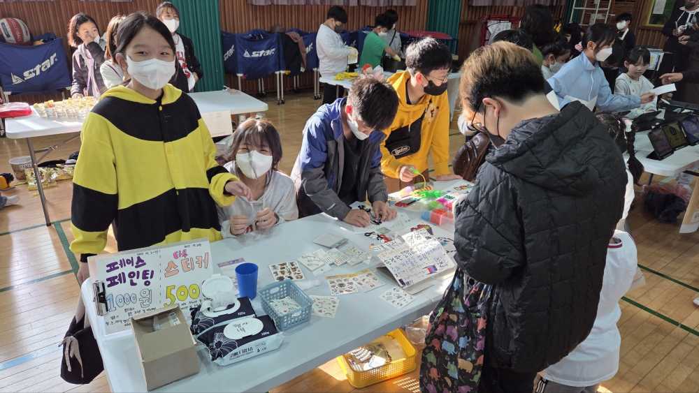 ▲ 영암교육지원청 교육가족들이 청렴 플리마켓인 ‘나비마켓’을 운영한 뒤, ‘꿈 실현금’ 기부 기념사진 촬영을 하고 있다. ⓒ전남교육 꿈실현재단