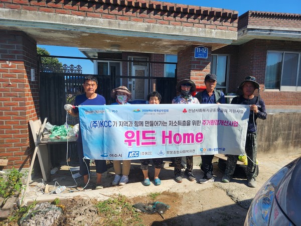 ▲ 소라면 독거노인 가구에 옥상방수작업 및 처마보수공사 진행 ⓒ쌍봉종합사회복지관