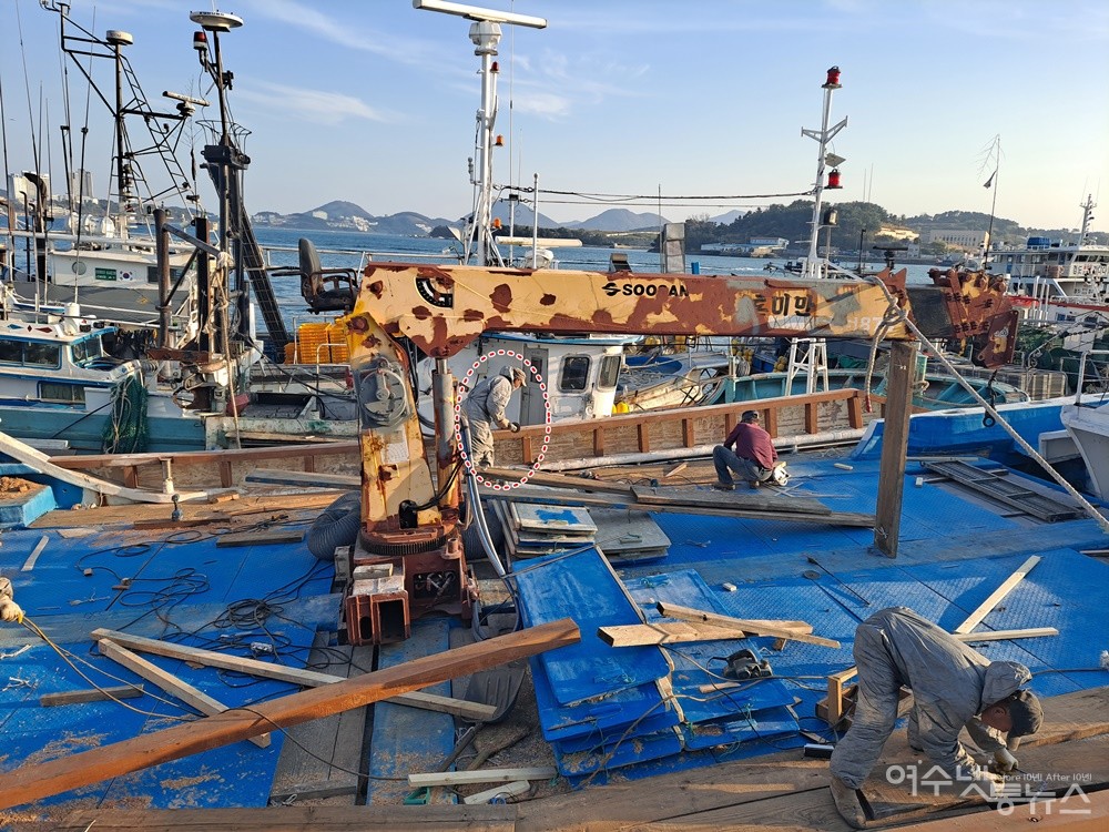 ▲ 20일 여수 국동항에서 선박이 선체 내부 측면 그라인더 작업(붉은 점선 안)과 바닥 수리작업을 진행하고 있다.  ⓒ조찬현