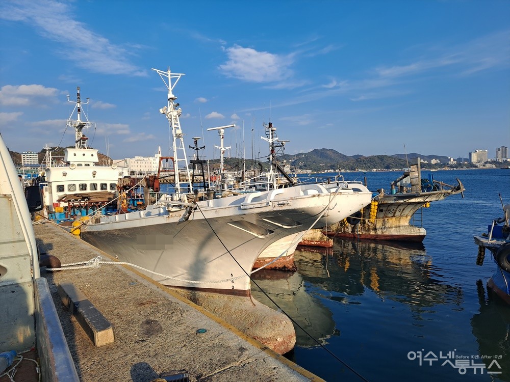 ▲ 여수시 국동 대경도 대합실 인근 해상에서 내부 수리 중인 선박이다. ⓒ조찬현