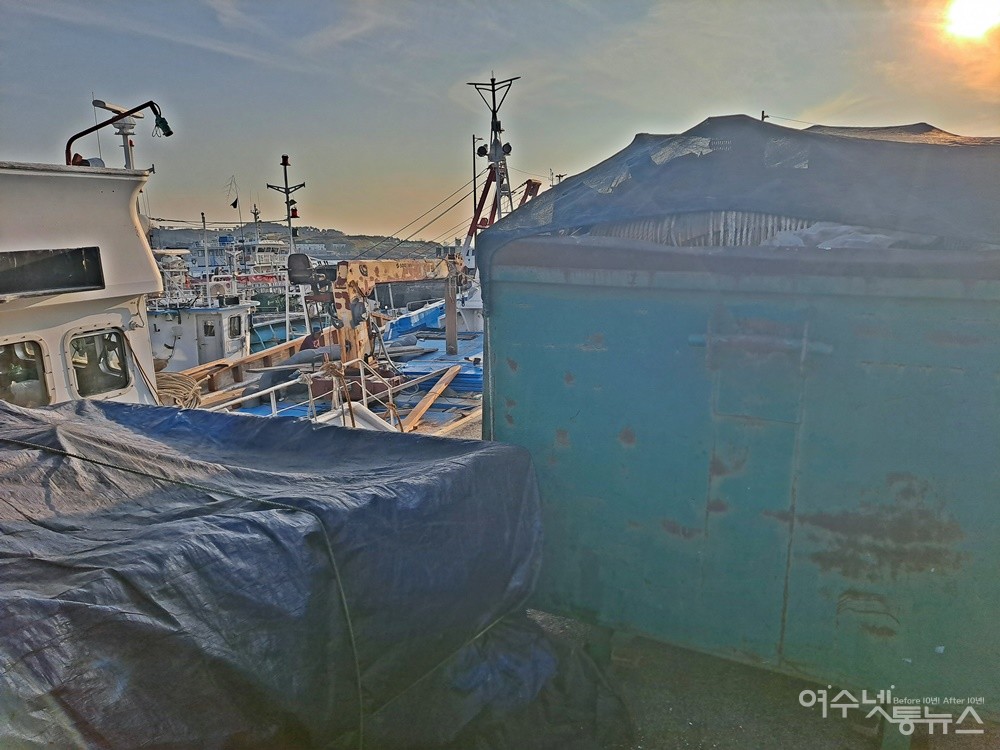 ▲선박 작업 중 나온 쓰레기를 수거하도록 국동항 바닷가에 가져다 둔 쓰레기청소차 적재함에 폐기물이 가득하다. ⓒ조찬현