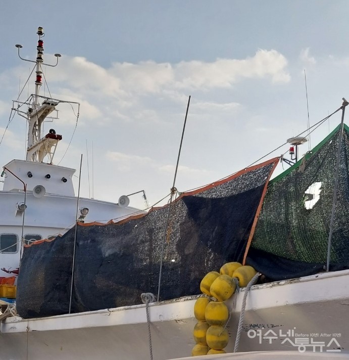 ▲ 여수시 국동 대경도 대합실 인근 해상에 정박 중인 선박에 작업용 내부 가림막을 설치했다. ⓒ독자 제공