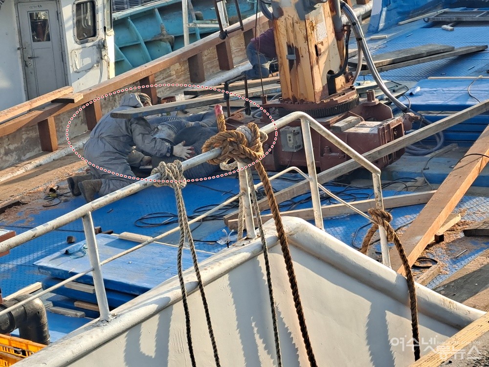 ▲ FRP 실내 작업 시 인체에 유해한 화학물질을 밖으로 배출하는 장비(붉은 점선 안)로 추정되는 호스다. ⓒ조찬현