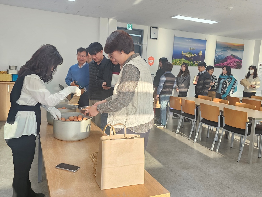 ▲국동임시별관 직원들의 건강 증진과 복지 향상을 위해 아침 대용 간식을 제공하는 ‘화목한 에그데이(EGGDAY)’를 운영하고 있다. ⓒ여수시