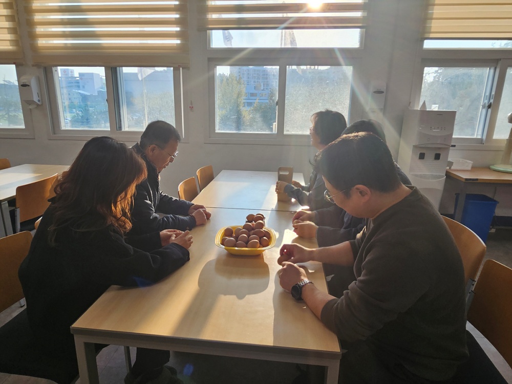 ▲ 국동임시별관 직원들의 건강 증진과 복지 향상을 위해 아침 대용 간식을 제공하는 ‘화목한 에그데이(EGGDAY)’를 운영하고 있다. ⓒ여수시