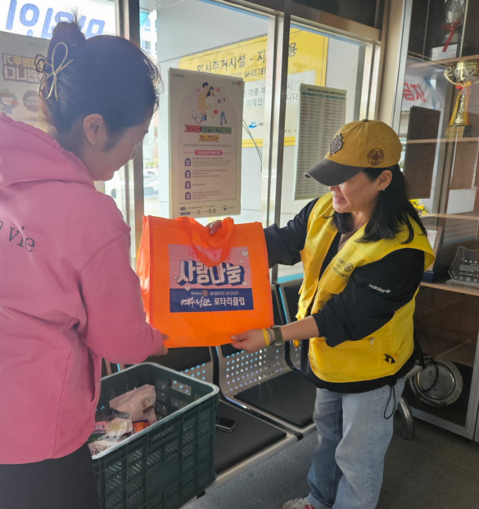 ▲ 지난 13일 만덕동 ‘희망나눔냉장고’에 컵라면, 햇반, 어포 등 20여 종의 식자재를 기탁했다. ⓒ여수시