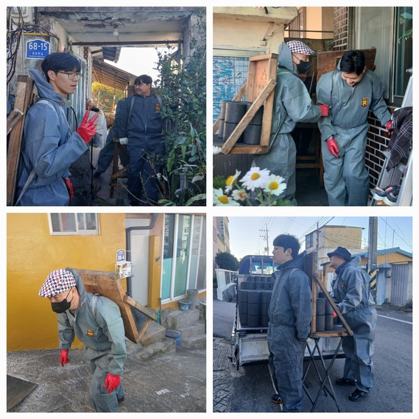▲삼남석유화학 직원들이 구슬땀을 흘리며 연탄을 나르고 있다. ⓒ문수종합사회복지관