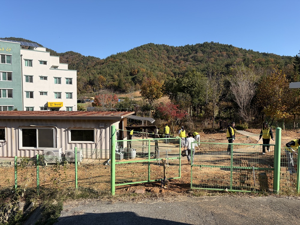 ▲ 가나헌 주변 환경정화활동을 하고 있는 '고마운 물' 회원들 ⓒ 한영대학교