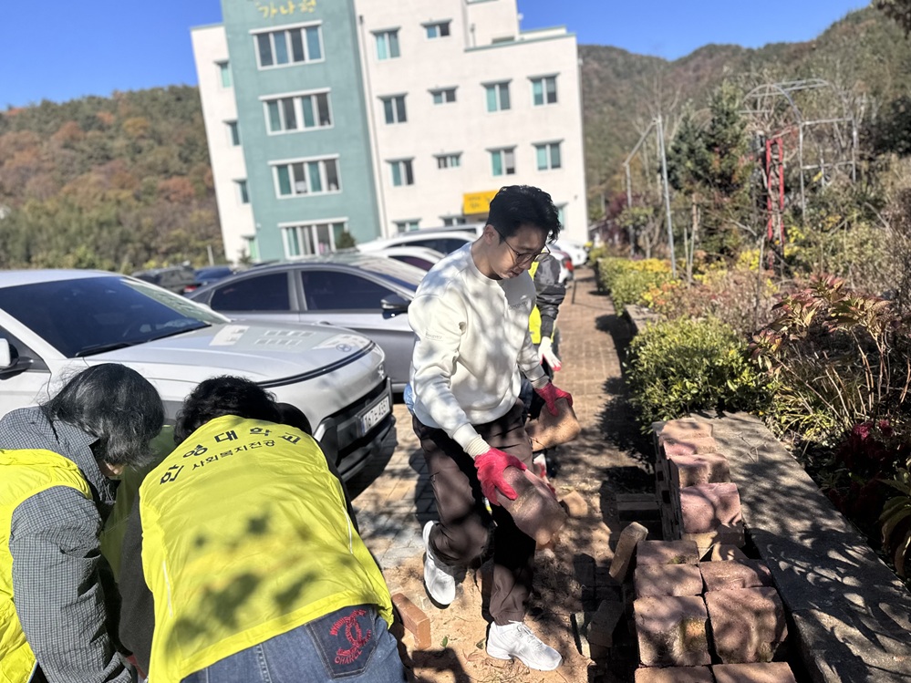 ▲ 학생들과 함께 봉사활동을 하고 있는 사회복지학과 노재현 교수 ⓒ 한영대학교