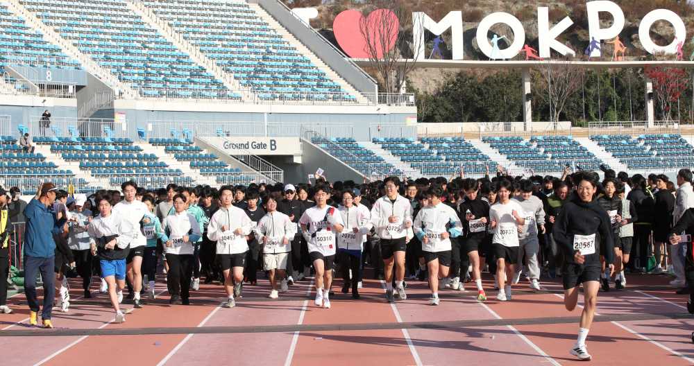 ▲‘제96주년 학생독립운동기념 제38회 전라남도교육감배 마라톤대회·2025 김대중 마라톤대회’ 참가자들이 힘차게 달려나가고 있다. ⓒ전라남도교육청