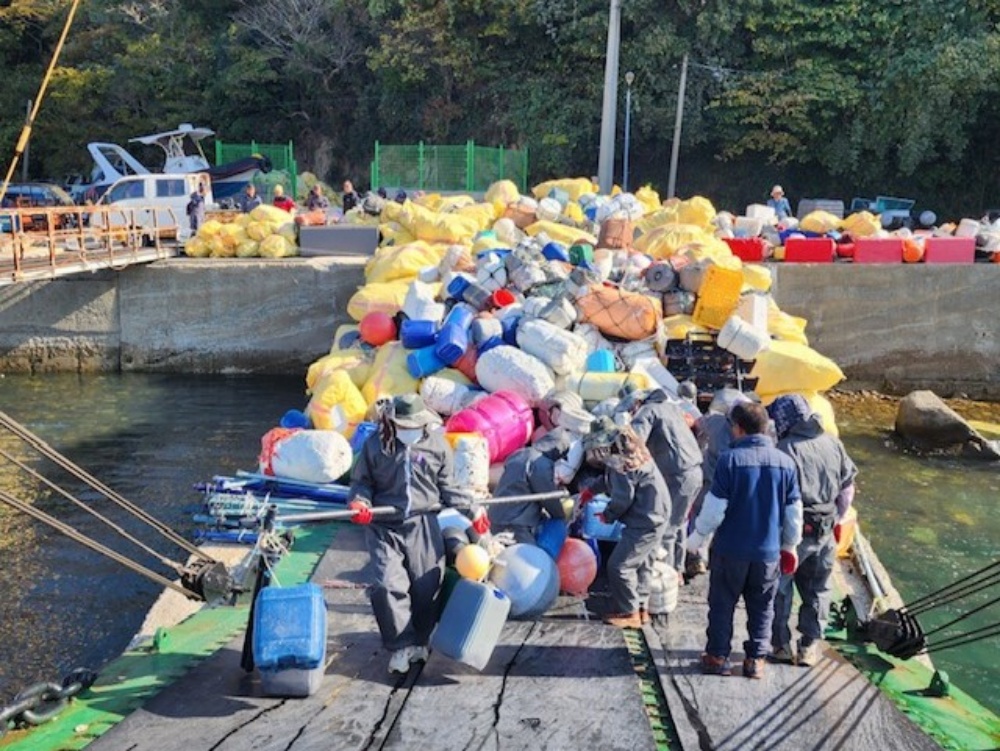 ▲지난 11월 20일 삼산면 손죽도 해양쓰레기를 선적해 운반하고 있다. ⓒ여수시