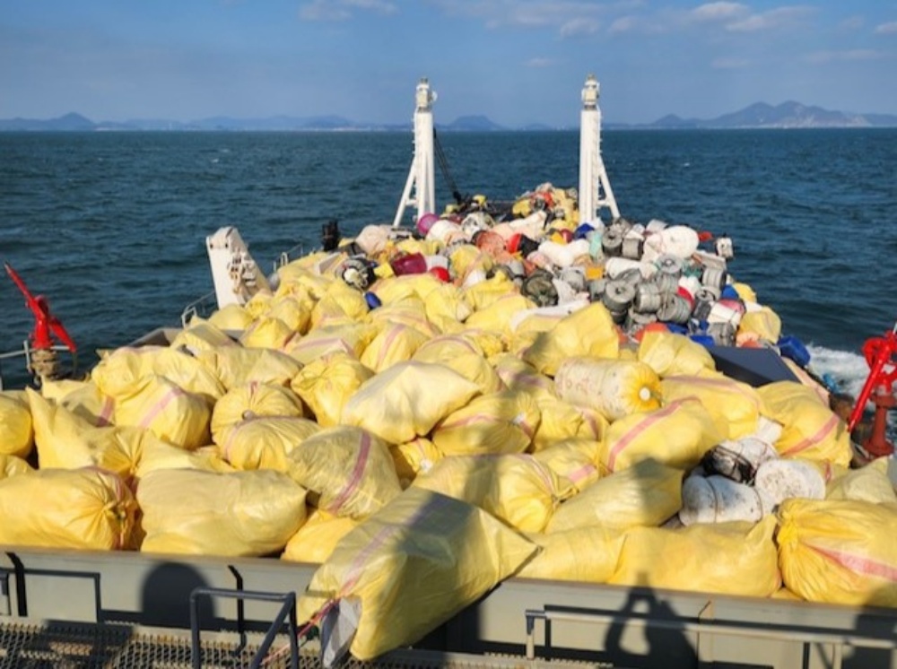 ▲지난 11월 20일 삼산면 손죽도 해양쓰레기를 선적해 운반하고 있다. ⓒ여수시