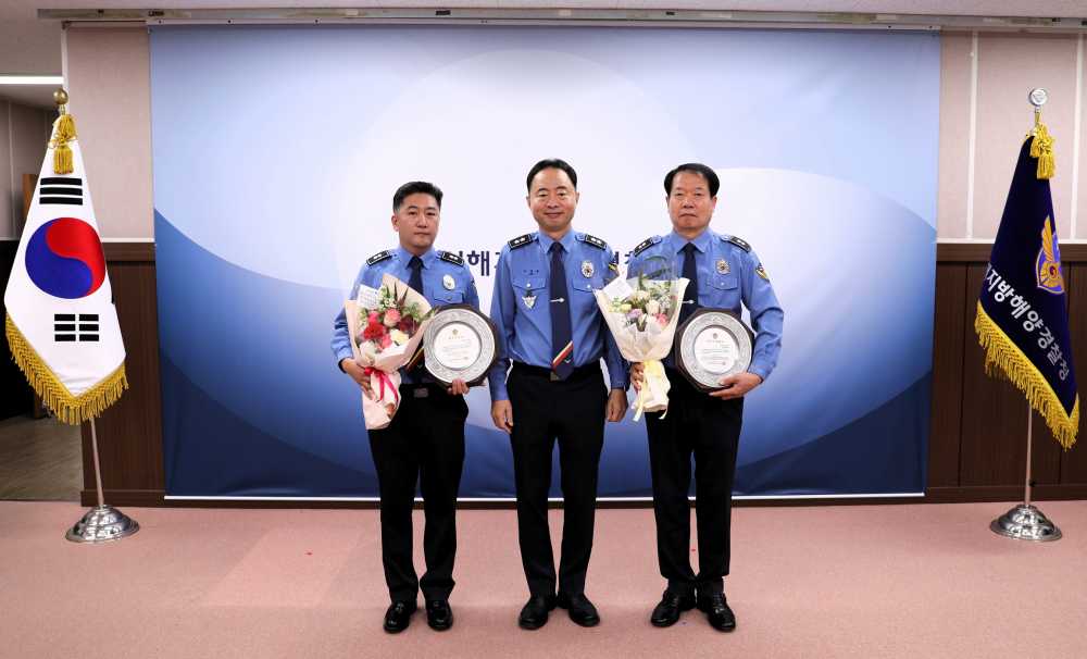 ▲ 돌산파출소(오른쪽 경감 추상현)가 서해청 최우수 파출소에 선정되었다  ⓒ여수해양경찰서