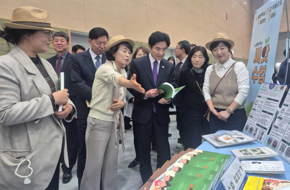 ▲김대중 전남교육감이 22일 열린 ‘2030 유‧초등 수업한마당’에 선보인 ‘노벨문학상 씨앗수업’을 살펴보고 있다. ⓒ전라남도교육청