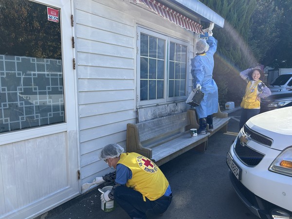 ▲ 적십자디딤돌봉사회, 동여수노인복지관 도색봉사 ⓒ동여수노인복지관