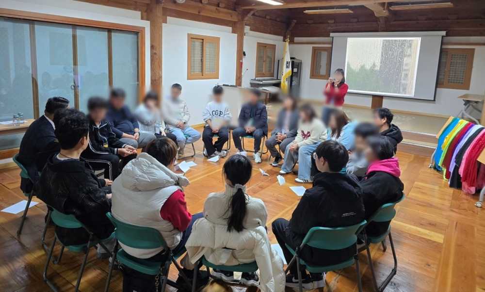 ▲「2025년 청소년 디지털 디톡스 캠프」에 참가한 청소년과 가족들이 가족심리극 '통하는우리집' 프로그램에 참여하고 있다. ⓒ순천시