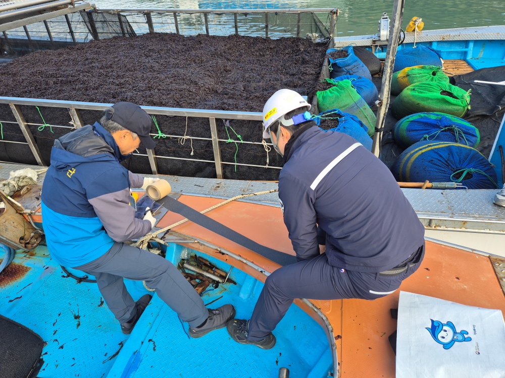 ▲ 미끄럼방지 테이프 부착 ⓒ남해어업관리단