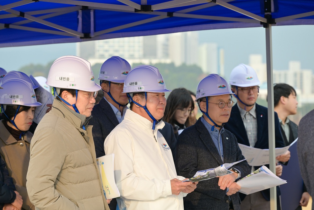 ▲지난 25일 2026여수세계섬박람회 주행사장인 돌산 진모지구에서 섬박람회 주행사장 조성현황과 육상 교통대책을 꼼꼼히 점검하고 있다. ⓒ여수시