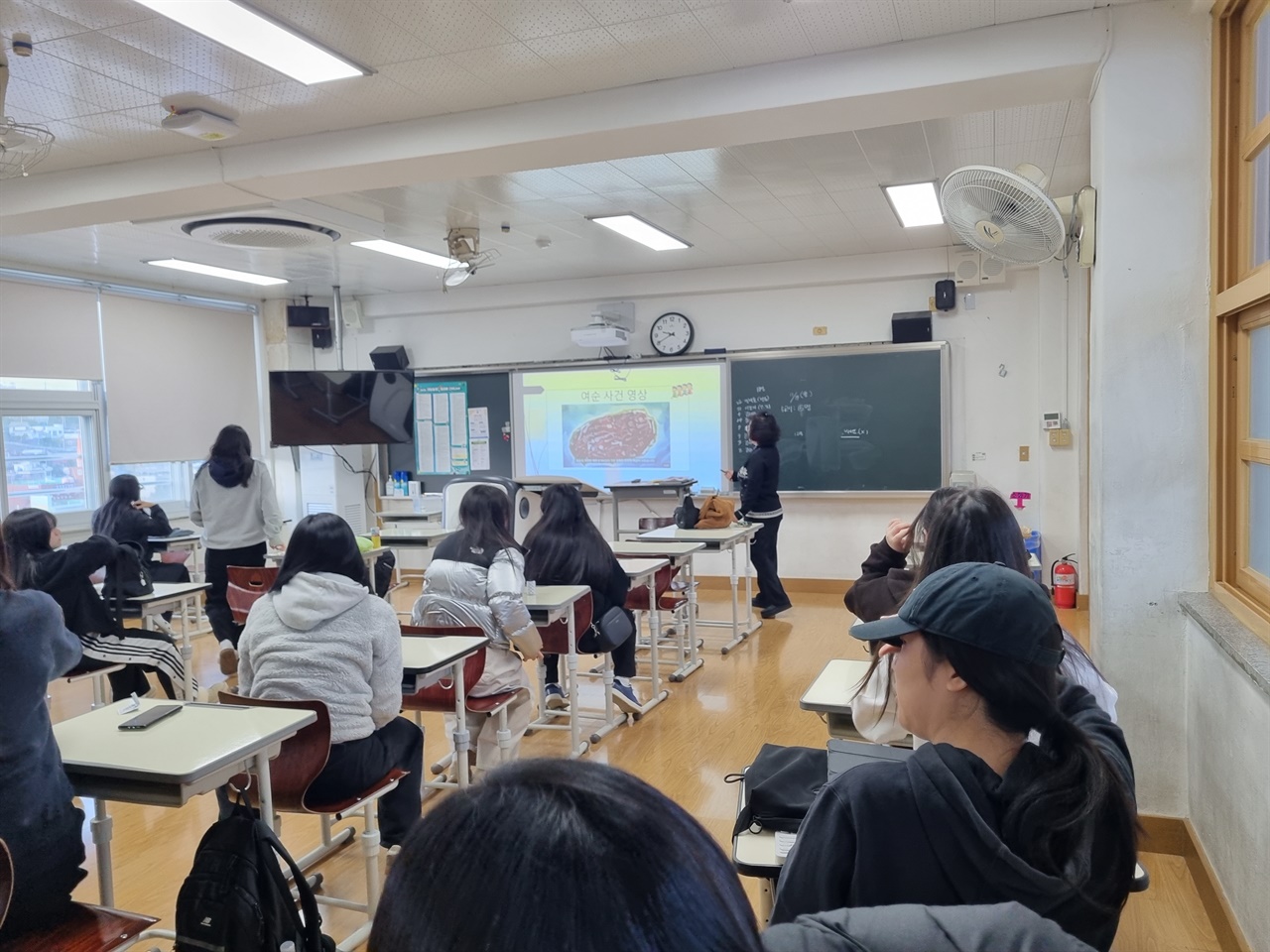 ▲ 여수여자고등학교 3학년 교실에서 '여순사건 바로알기' 수업이 이뤄지고 있다.  ⓒ김경희