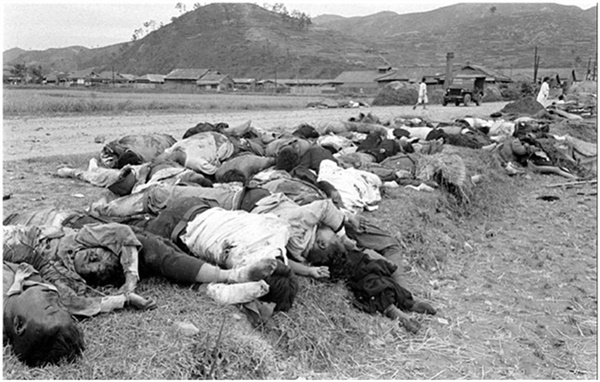 ▲ 여순사건 당시 학살된 사람들여순사건은 여수에 주둔한 제14연대 군인들이 봉기하면서 발생한다. 이 과정에서 수많은 민간인들이 경찰과 군인들에 의해서 죽임을 당했다. 1948, 칼 마이던스가 본 여순사건에서 발췌 ⓒ 여수지역사회연구소