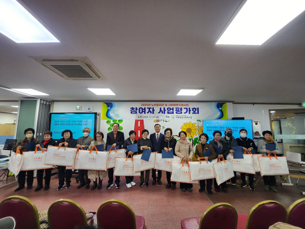 ▲ 우수 참여자상  수여 ⓒ미평종합사회복지관