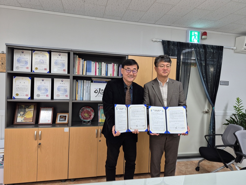 ▲지난 24일 여수시도시재생지원센터와 여수시니어클럽이 2026년도 업무협약을 체결하고 올해에 이어 내년에도 도시재생 공동이용시설 관리와 시니어 사회활동 지원사업을 협업하기로 했다. ⓒ여수시