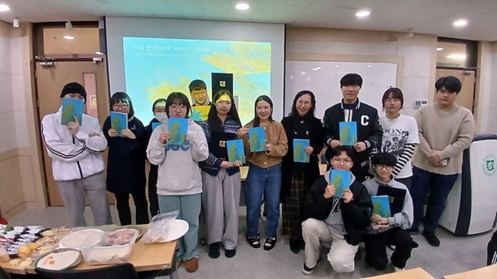 ▲전남대학교 글로벌교육원이 주최한 '청춘의 글쓰기' 에 참가한 학생들이 종강식에서 기념촬영했다.  ⓒ오문수