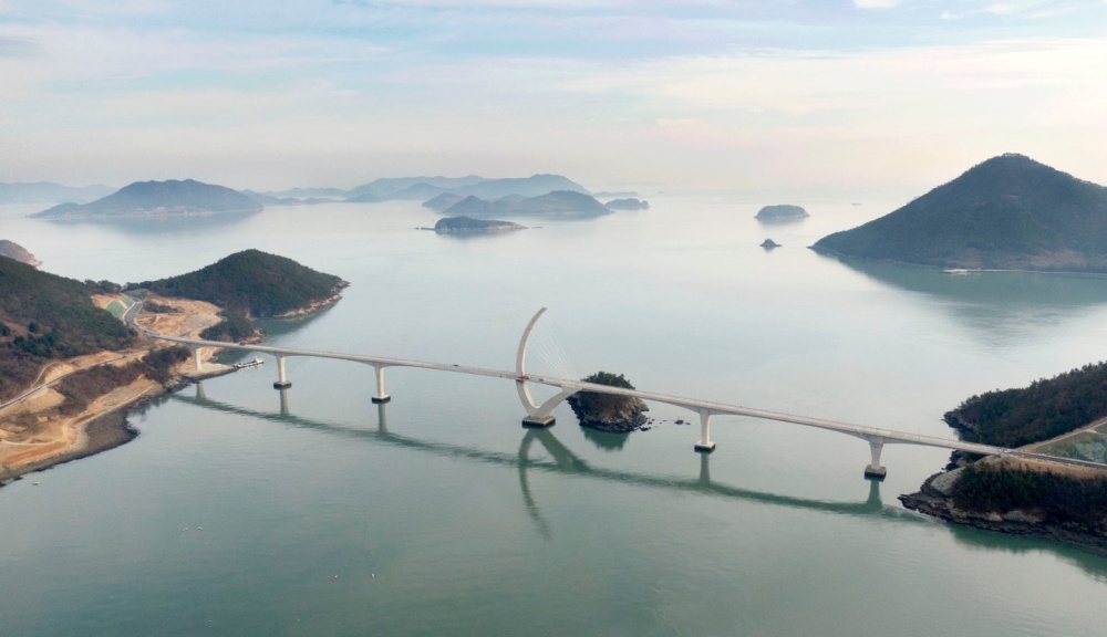 ▲ 여수와 고흥을 연결하는 해상교량을 달리는 ‘2025 여수일레븐브리지마라톤’이 올해 제1회 대회로 오는 29일 첫선을 보인다. ⓒ여수시