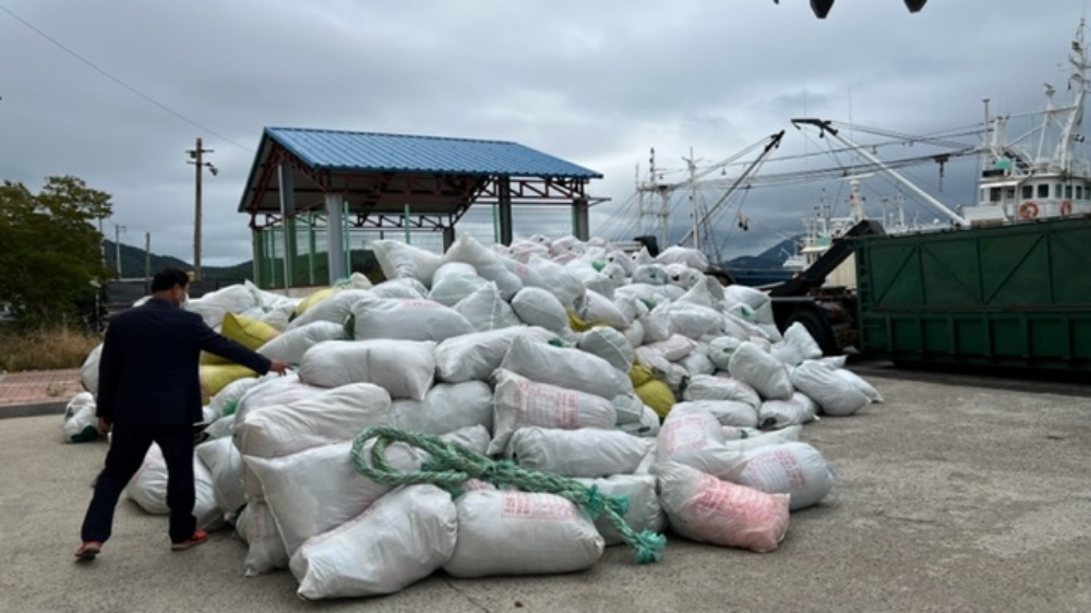 ▲2026여수세계섬박람회 개최를 앞두고 해양환경 개선을 위해 ‘조업 중 인양쓰레기 수매사업’을 적극 추진하고 있다. ⓒ여수시