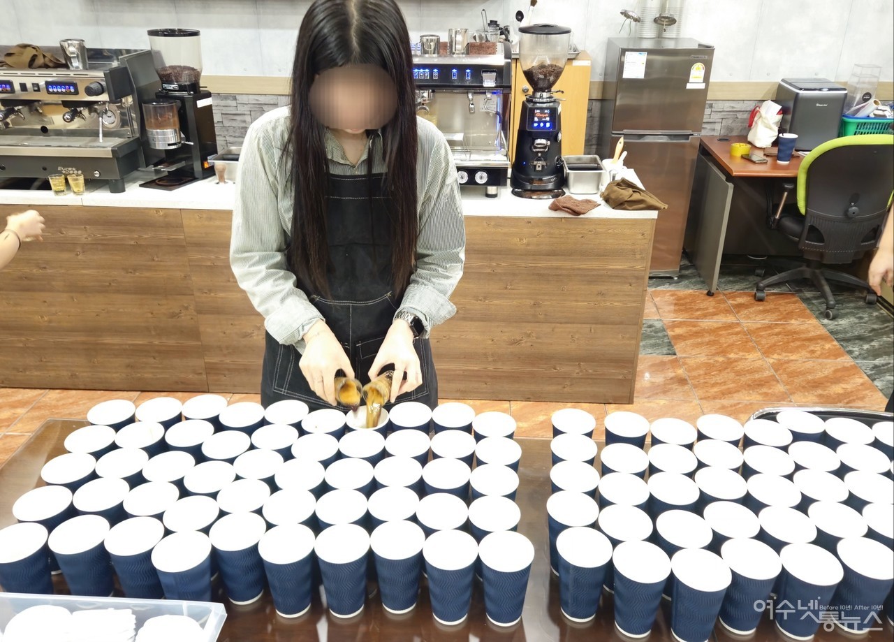 ▲ 바리스타 온기드림 행사에서 한 학교박 청소년이 어르신들께 드릴 커피를 타고 있다 ⓒ최은서
