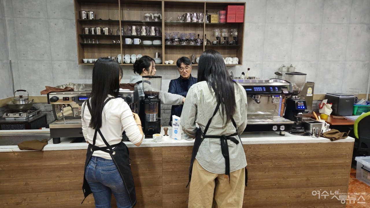 ▲ 작년 바리스타 자격증을 취득한 학교밖청소년들이 28일 바리스타 온기드림 행사에서 주변 상인 어르신들에게 대접할 따뜻한 커피를 만들고 있는 모습 ⓒ최은서