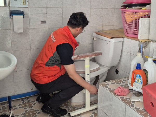 ▲ 어르신 가정  화장실에 안전바를 설치하고 있는 모습 ⓒ여수시노인복지관 