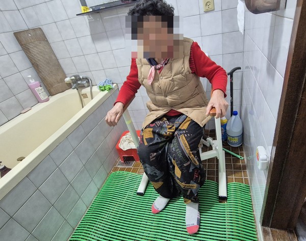 ▲ 낙상 사고 예방을 위한 안전바 및 미끄럼방지 매트 설치 ⓒ여수시노인복지관 