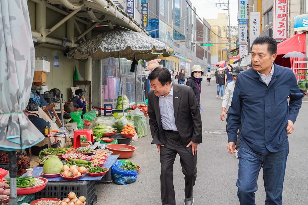 ▲지난 10월 23일 정 시장이 진남, 제일, 쌍봉시장을 잇달아 방문했다. ⓒ여수시