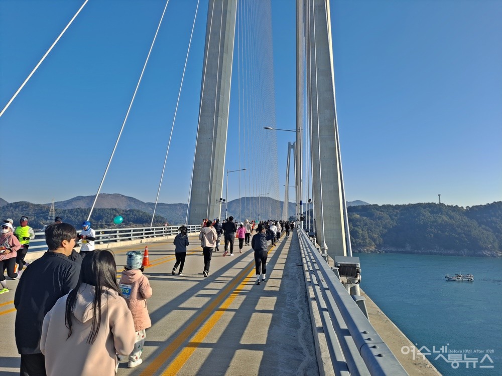 ▲ 대회에 참가한 한 가족이 바다 위 다리를 힘차게 달리고 있다.ⓒ조찬현
